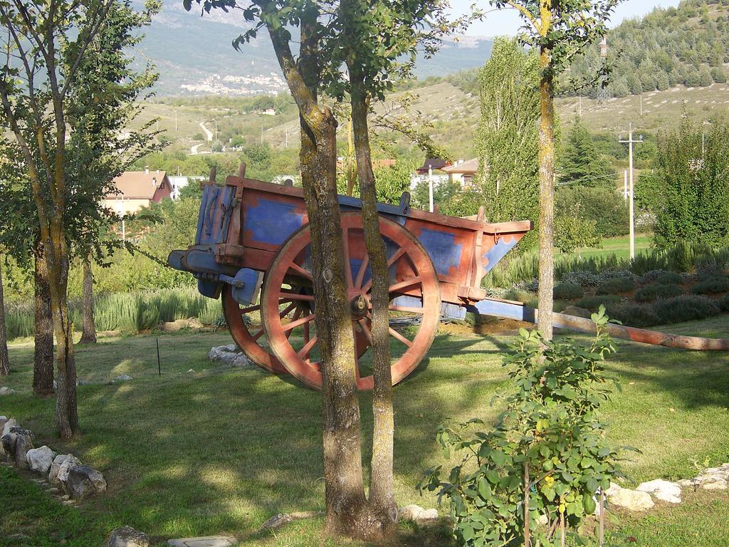 La Radice Hotel Paganica Bagian luar foto