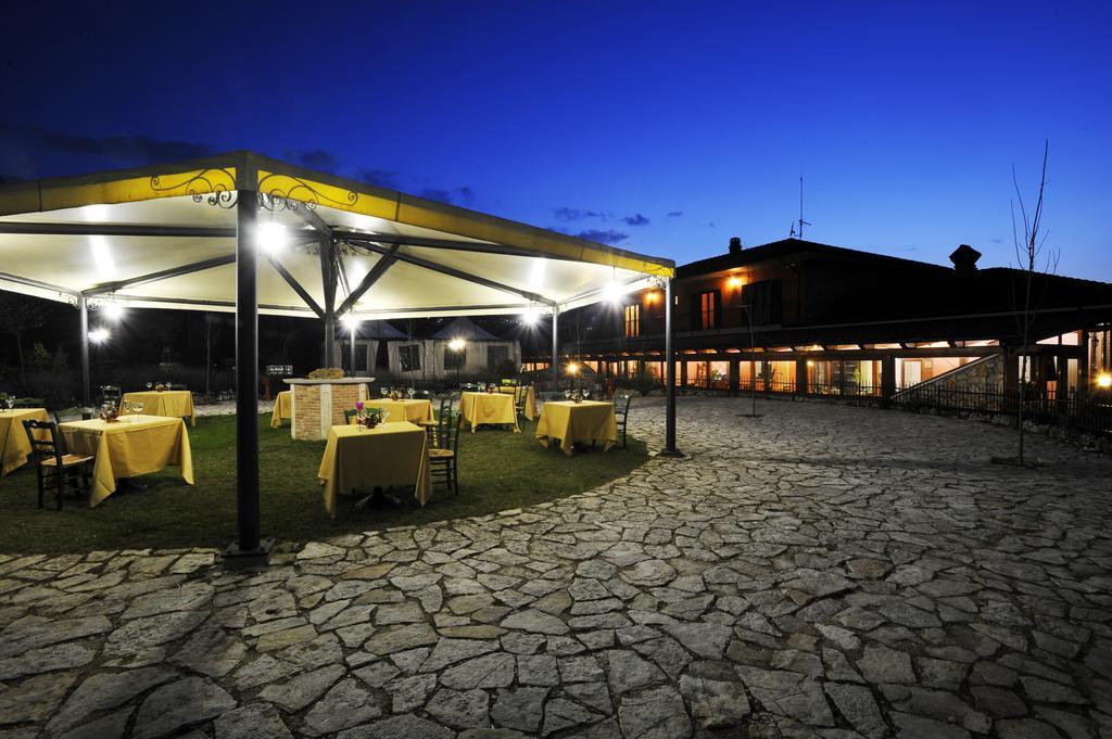 La Radice Hotel Paganica Bagian luar foto