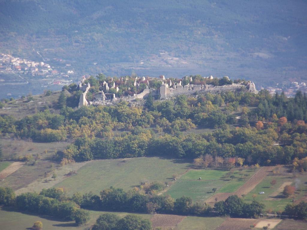 La Radice Hotel Paganica Bagian luar foto